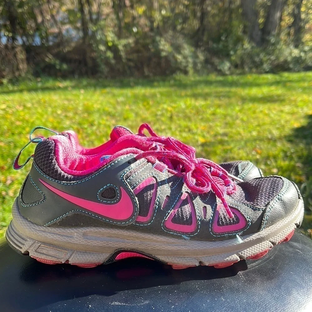 NIKE Alvord 10 Sneakers Womens size 6 Pink/Gray